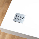 Numéro de Table Carré - Style Moderne - Gravé UNISIGN