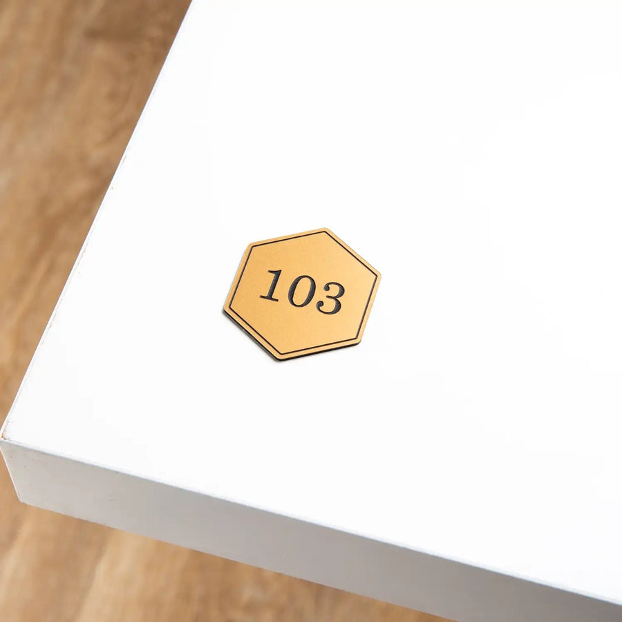 Numéro de Table - Hexagonal - Style Vintage - Gravé UNISIGN