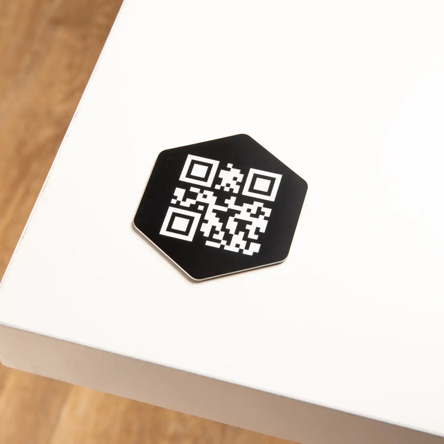 Plaque QR Code hexagonale gravée UNISIGN