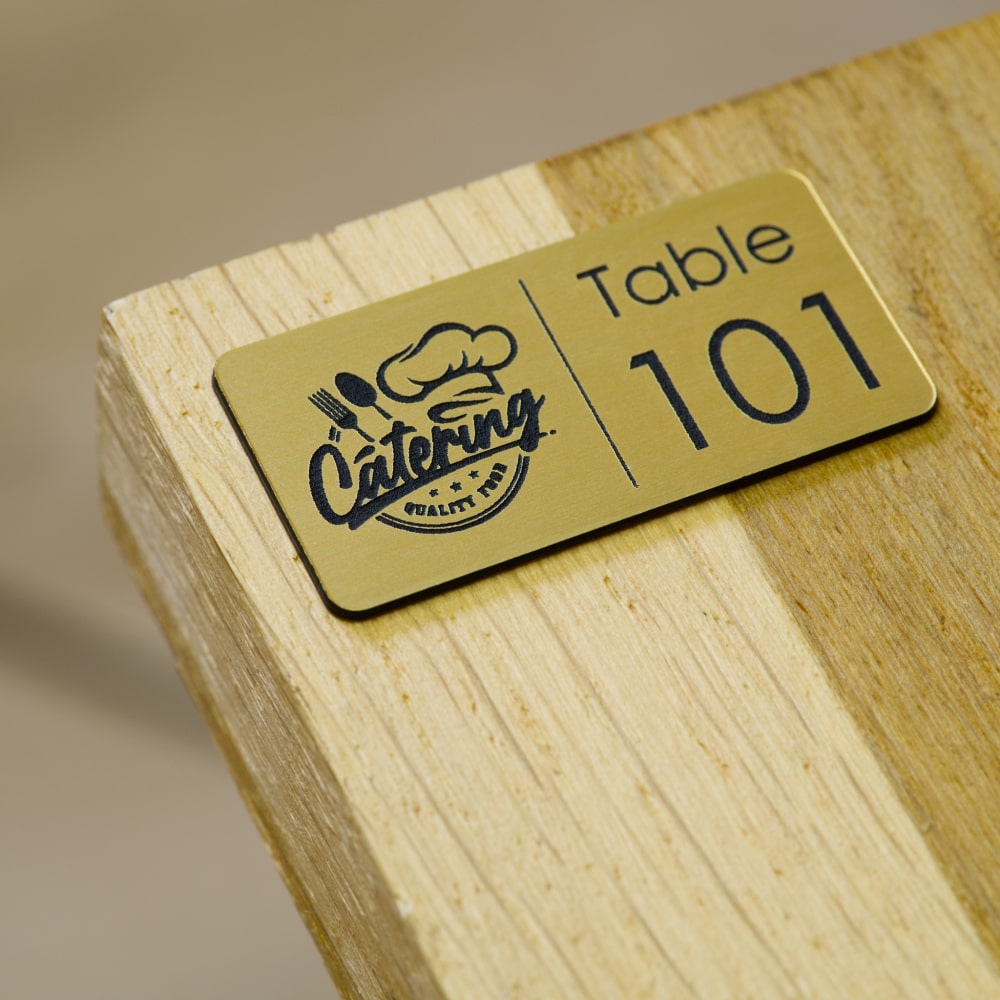 Numéro de table personnalisé à la gravure laser avec logo d'entreprise pour table de restaurant en dorée