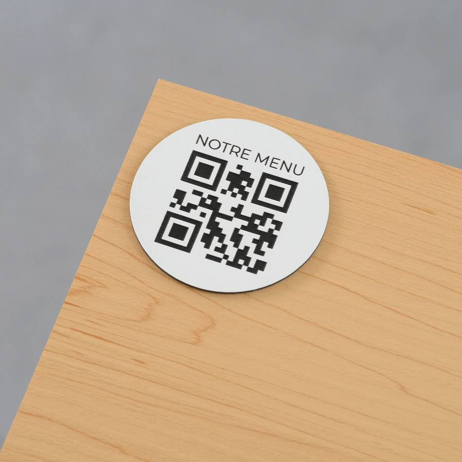 Plaque QR code gravée ronde avec phrase en haut - Unisign