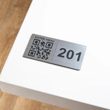 Plaque QR code Rectangle + Numéro (4 x 8 cm) UNISIGN