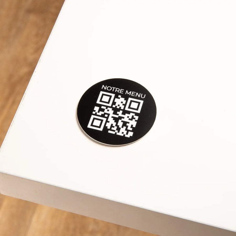 Plaque QR code gravée ronde avec phrase en haut UNISIGN