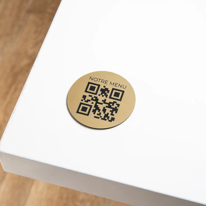 Plaque QR code gravée ronde avec phrase en haut UNISIGN