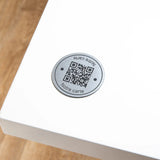 Plaque QR code gravée ronde avec phrase UNISIGN