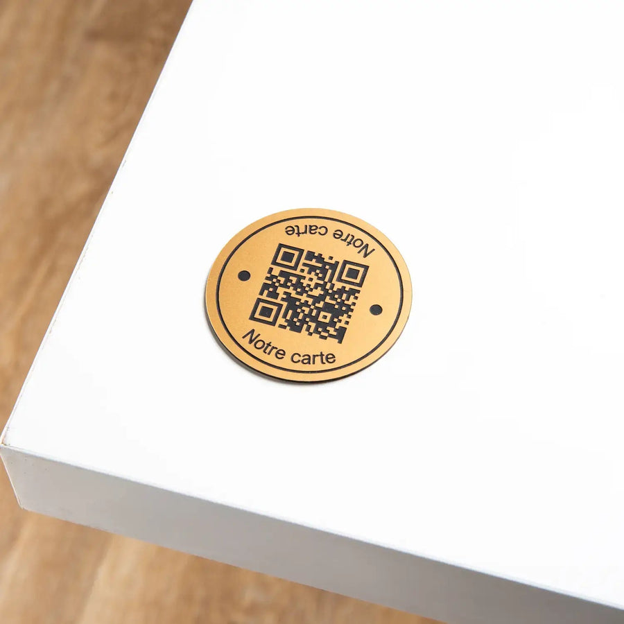 Plaque QR code gravée ronde avec phrase UNISIGN