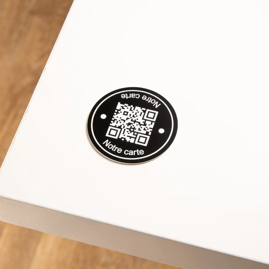 Plaque QR code gravée ronde avec phrase UNISIGN