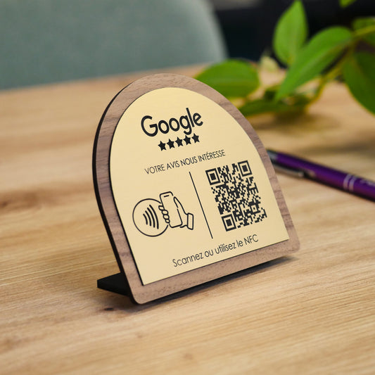 Chevalet QR code et NFC avis Google gravé laser, design bois et doré, posé sur une table en bois