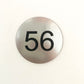 Plaque ronde pour numéro de chambre personnalisé effet métal brossé argent