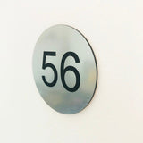Plaque numéro de chambre pour Hôtel - Effet métal brossé en rond - Unisign